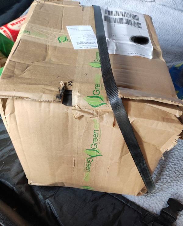 Ein Kunde beschwerte sich am Donnerstag, 12. Mai, auf der Facebookseite von DHL Paket über sein ramponiertes Paket.