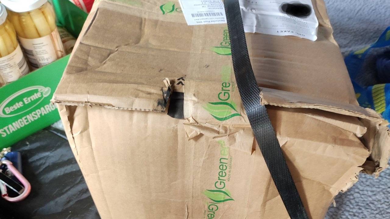 Ein Kunde beschwerte sich am Donnerstag, 12. Mai, auf der Facebookseite von DHL Paket über sein ramponiertes Paket.