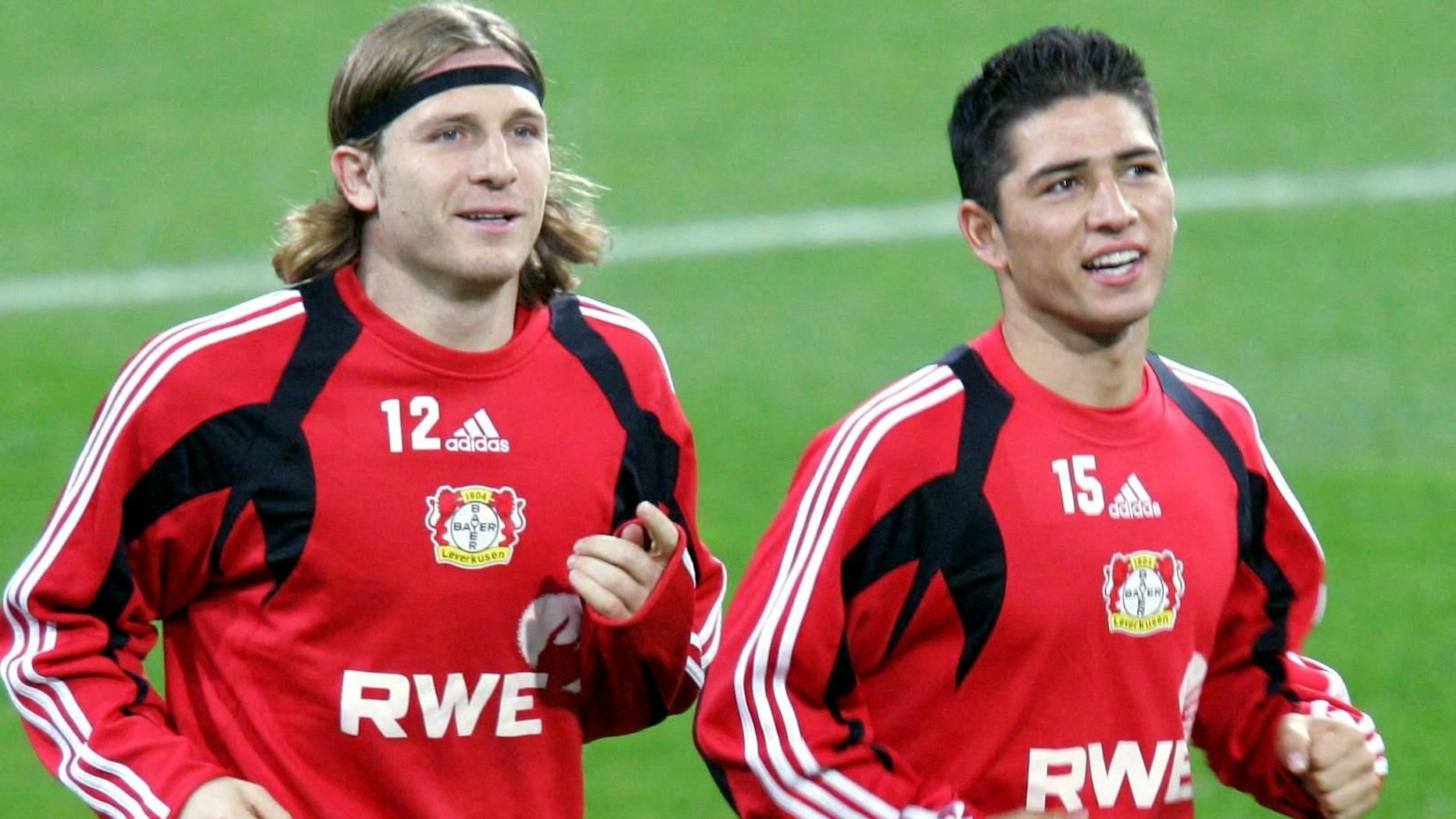 Sezer Öztürk beim Training von Bayer Leverkusen neben Andriy Woronin.