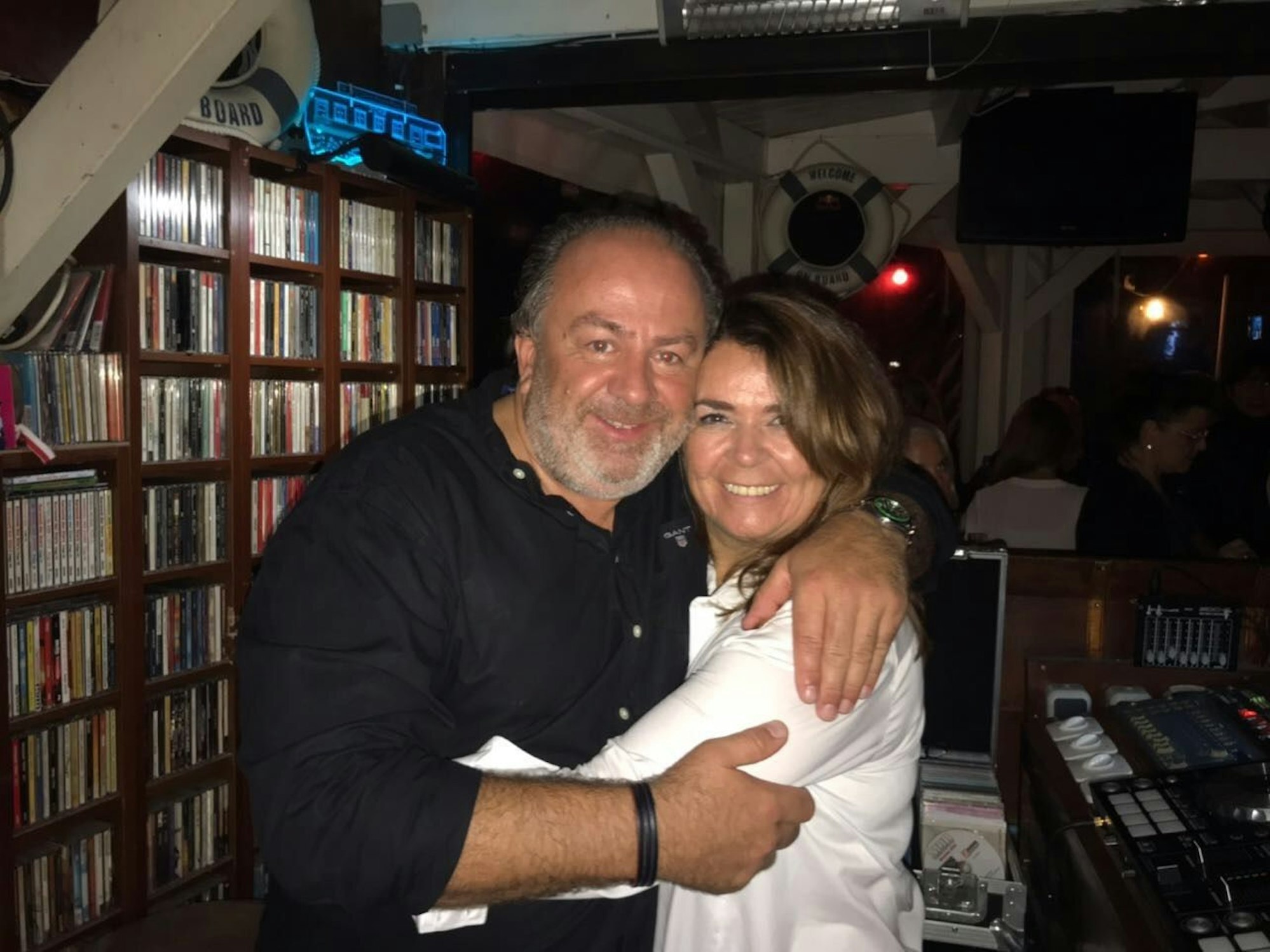 Frank Engels und Monika Rendler umarmen sich – sie betreiben den „Kölner Treff“ in der Altstadt.