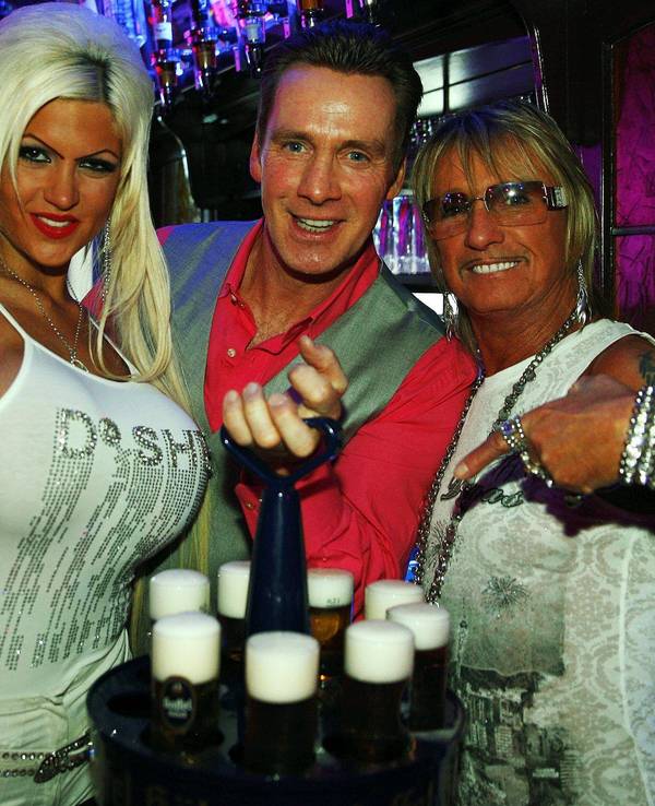 Sophia Vegas, Jürgen Milski und Bert Wollersheim stoßen in einer Kneipe mit Kölsch an.