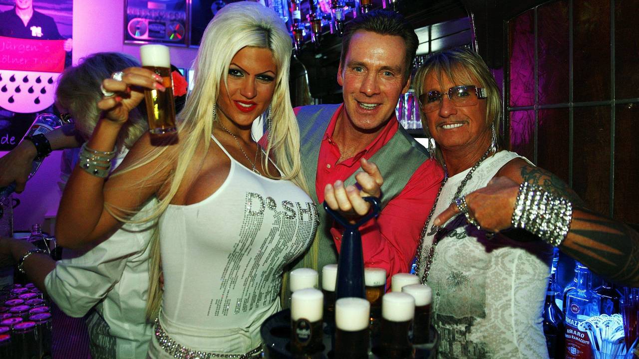 Sophia Vegas, Jürgen Milski und Bert Wollersheim stoßen in einer Kneipe mit Kölsch an.
