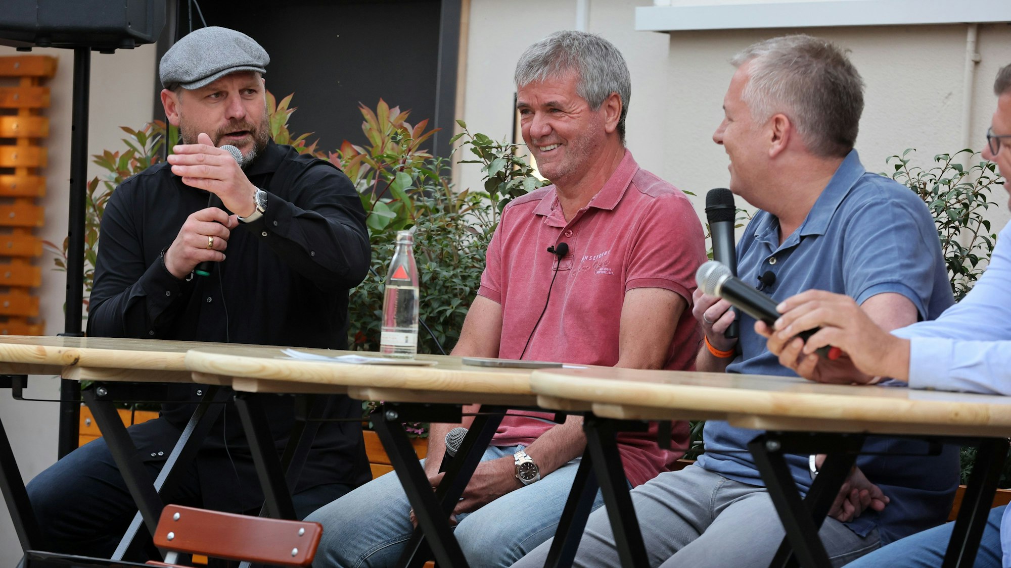 Steffen Baumgart, Friedhelm Funkel, Marcel Schwamborn im Gespräch.