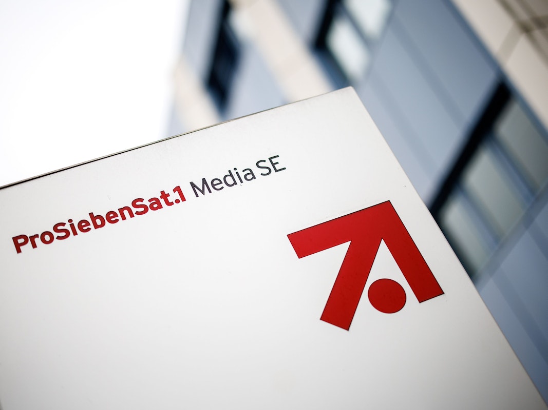 Das Logo und der Schriftzug der „ProSiebenSat.1 Media SE“ im Gewerbegebiet „Unterföhring Park“.