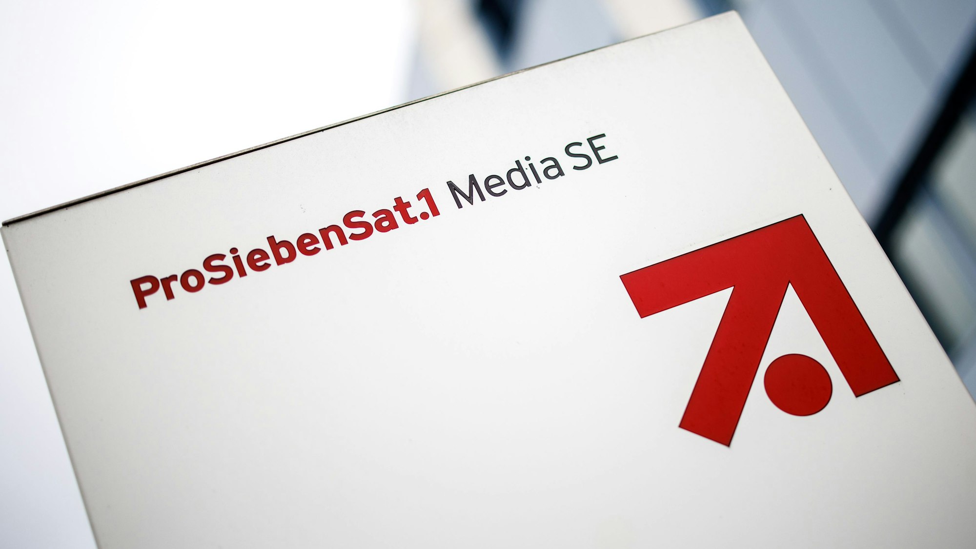 Das Logo und der Schriftzug der „ProSiebenSat.1 Media SE“ im Gewerbegebiet „Unterföhring Park“.