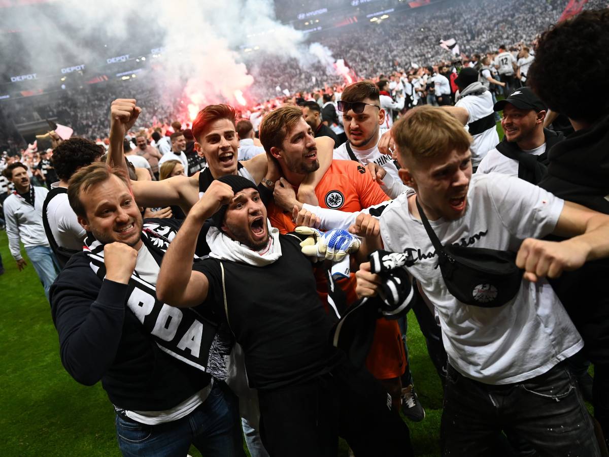 Eintracht Frankfurt jubelt mit seinen Fans auf dem Platz über den Einzug ins Finale der Europa League. Findet das Endspiel 2026 sogar im eigenen Stadion statt?