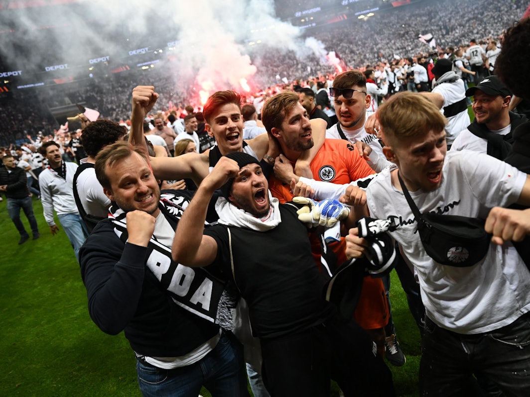 Eintracht Frankfurt jubelt mit seinen Fans auf dem Platz über den Einzug ins Finale der Europa League. Findet das Endspiel 2026 sogar im eigenen Stadion statt?