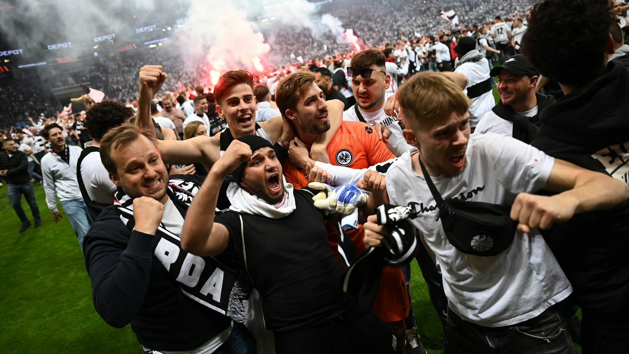 Eintracht Frankfurt jubelt mit seinen Fans auf dem Platz über den Einzug ins Finale der Europa League. Findet das Endspiel 2026 sogar im eigenen Stadion statt?