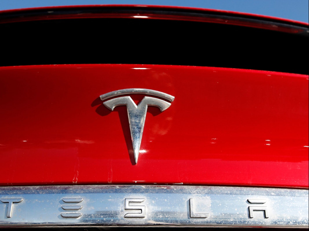Das Bild zeigt das Logo des Autobauers Tesla