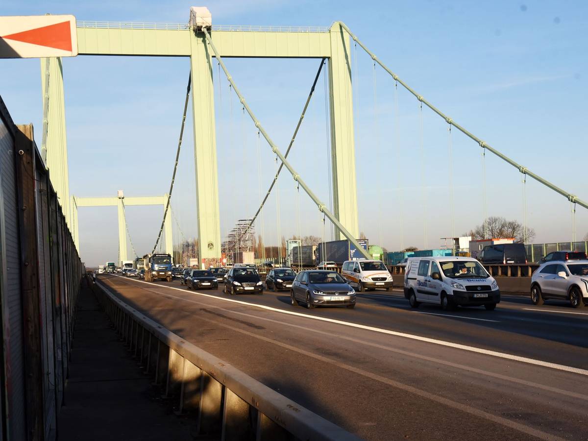 Autos fahren über die Rodenkirchener Brücke in Köln.