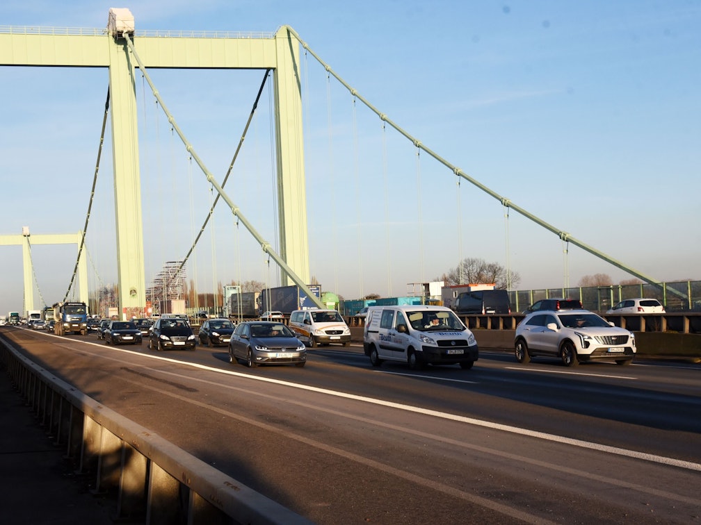 Autos fahren über die Rodenkirchener Brücke in Köln.
