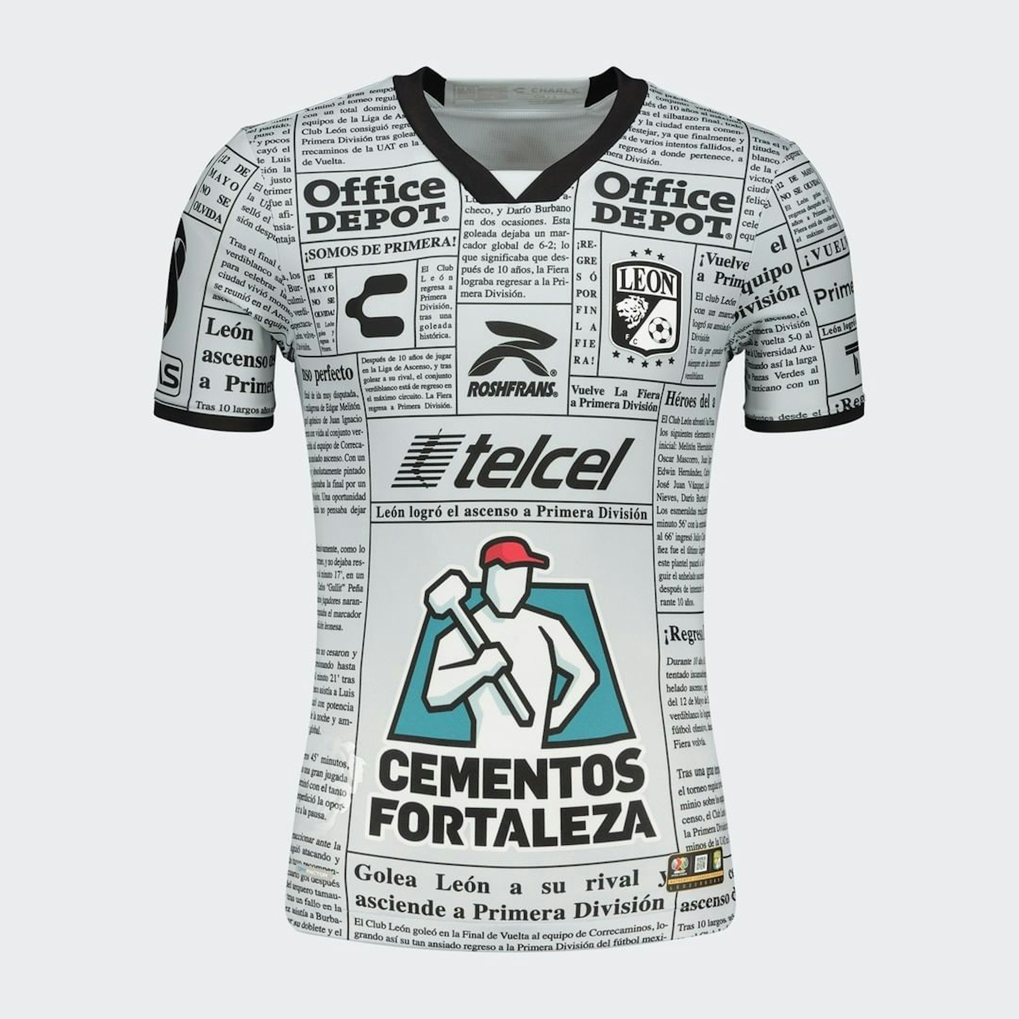 Foto des neuen Trikots von Club León. Das im Zeitungs-Design gehaltene Shirt erinnert an den Erstliga-Aufstieg des Teams vor exakt zehn Jahren.