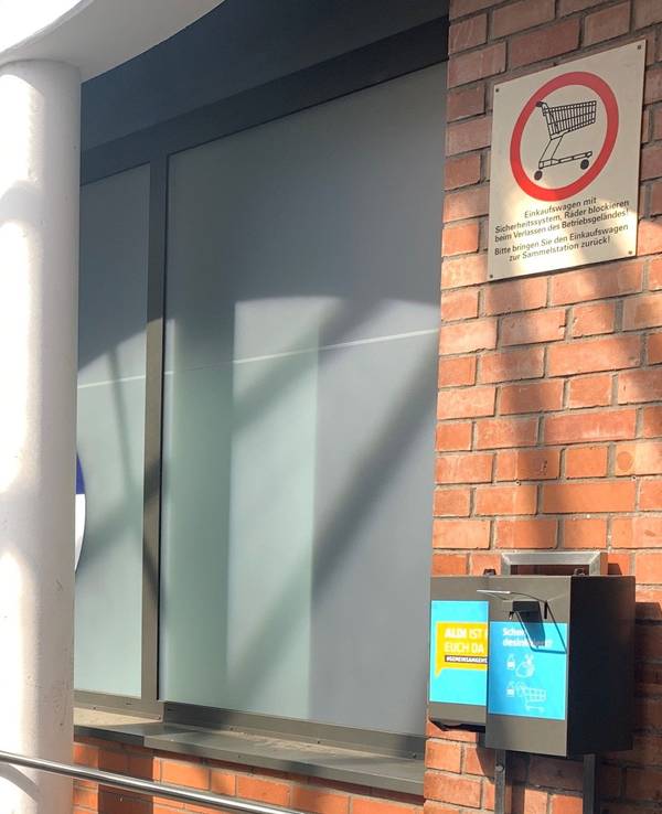 Ein Schild vor einer Aldi-Filiale in Mülheim weist darauf hin, die Einkaufswagen zurückzustellen. Doch dort ist kein Wagen zu finden.