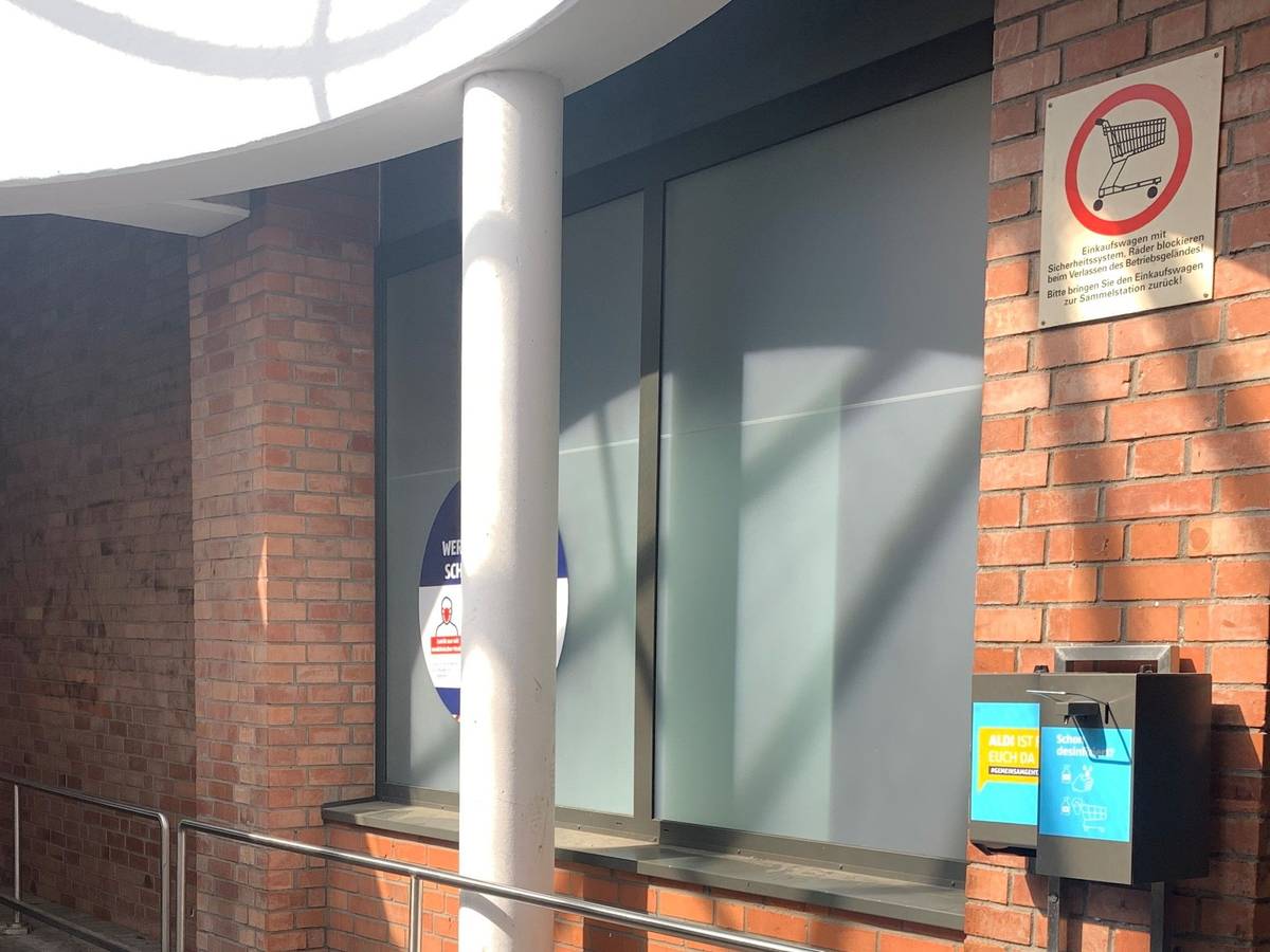 Ein Schild vor einer Aldi-Filiale in Mülheim weist darauf hin, die Einkaufswagen zurückzustellen. Doch dort ist kein Wagen zu finden.