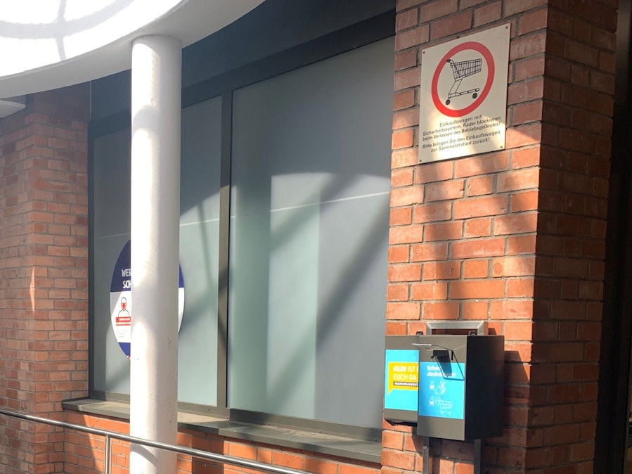 Ein Schild vor einer Aldi-Filiale in Mülheim weist darauf hin, die Einkaufswagen zurückzustellen. Doch dort ist kein Wagen zu finden.