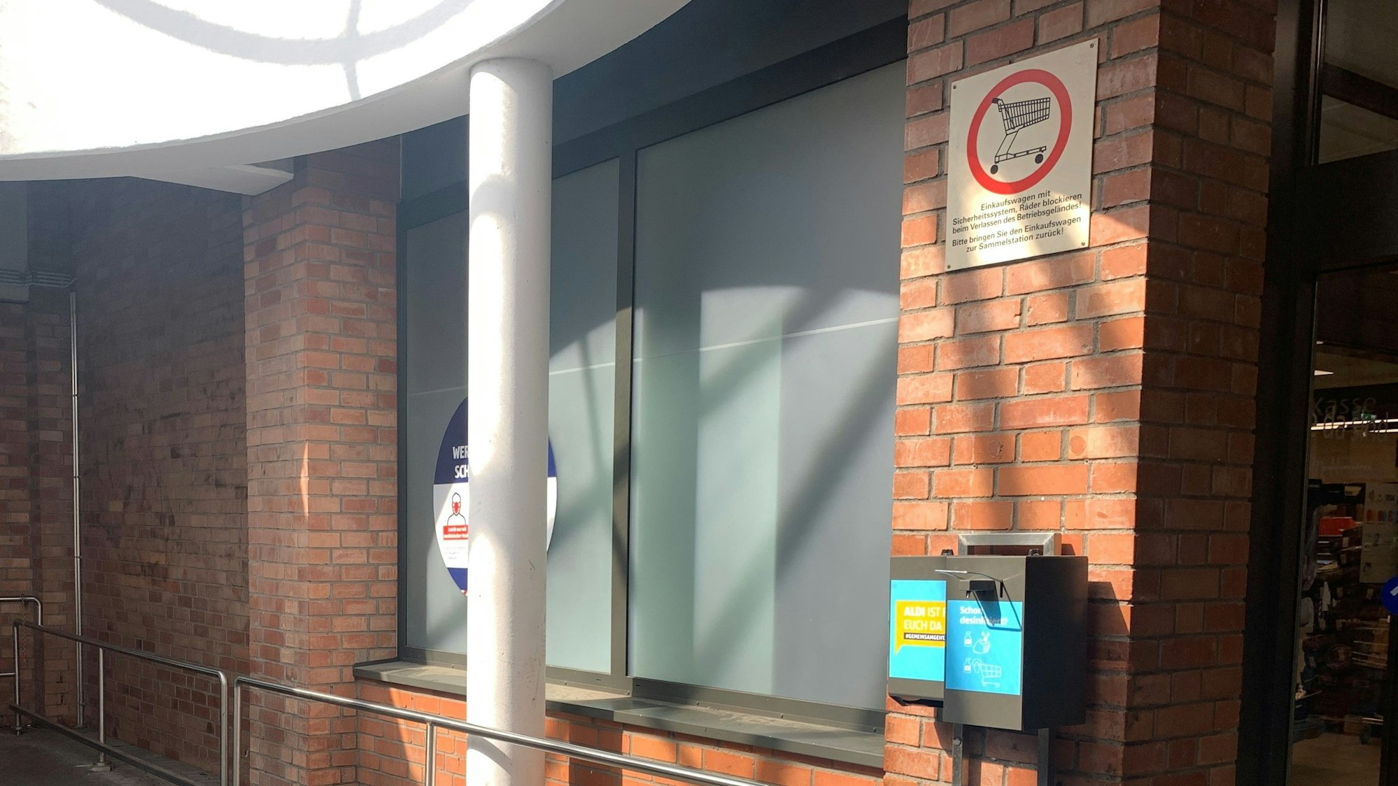 Ein Schild vor einer Aldi-Filiale in Mülheim weist darauf hin, die Einkaufswagen zurückzustellen. Doch dort ist kein Wagen zu finden.
