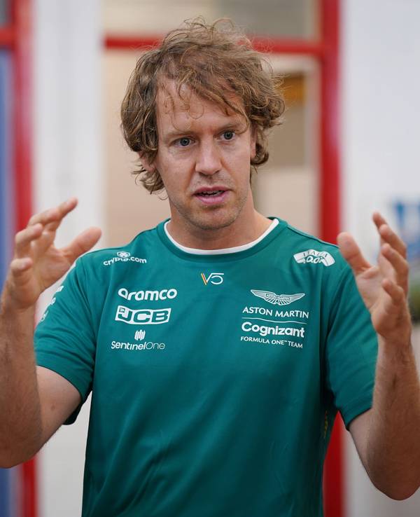 Sebastian Vettel erklärt und gestikuliert mit seinen Armen.