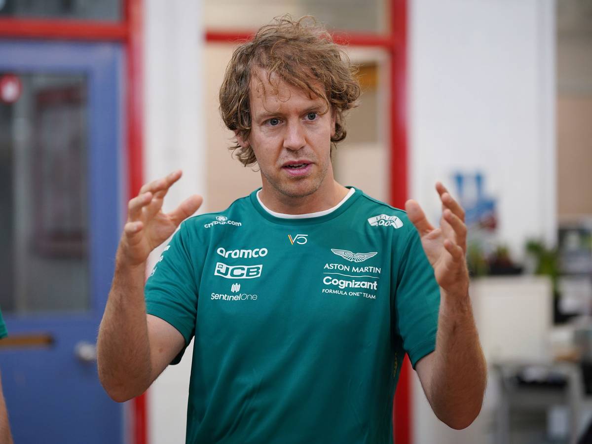 Sebastian Vettel erklärt und gestikuliert mit seinen Armen.