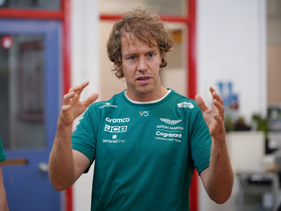 Sebastian Vettel erklärt und gestikuliert mit seinen Armen.