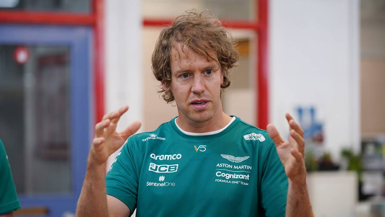Sebastian Vettel erklärt und gestikuliert mit seinen Armen.
