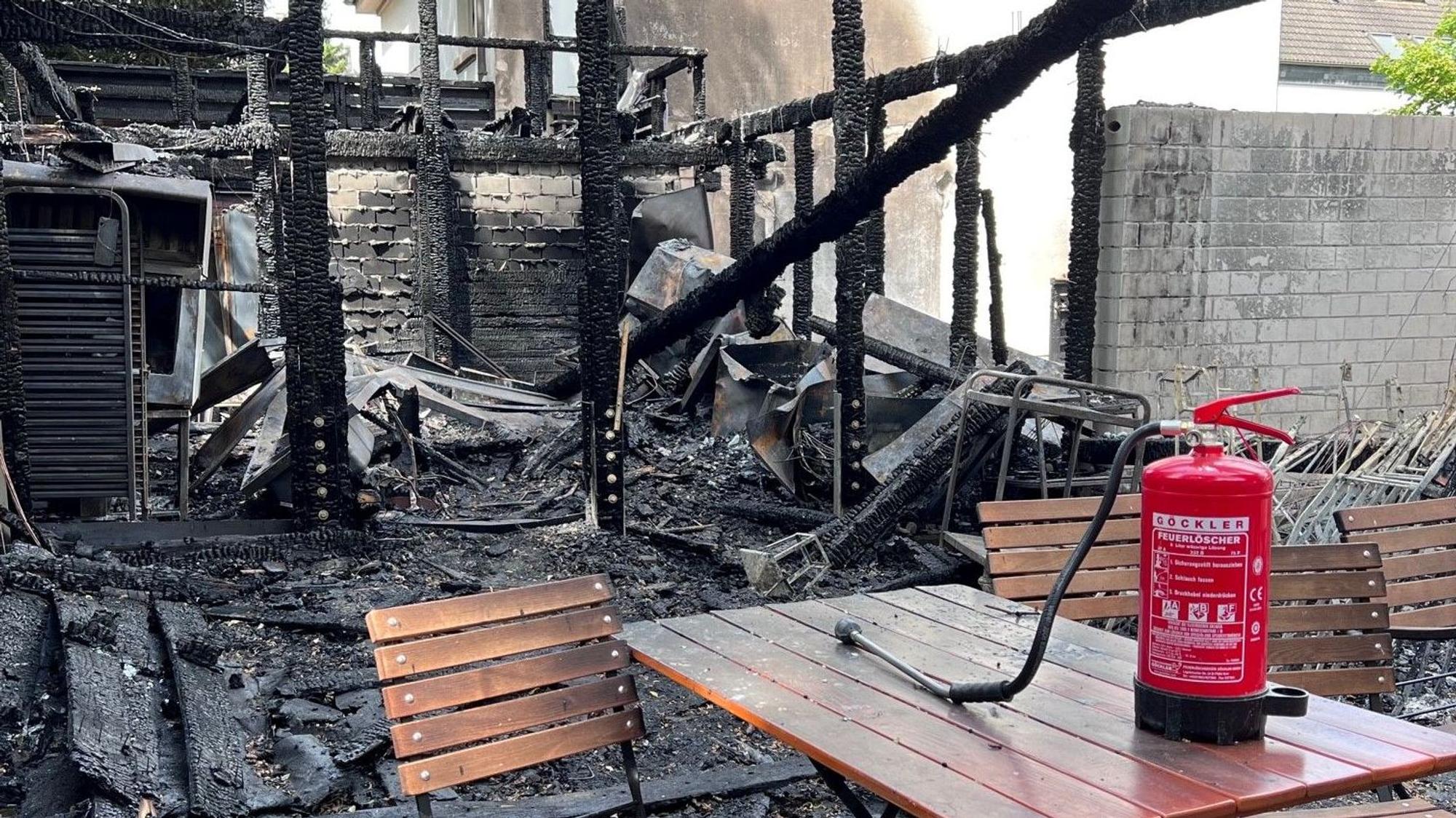 Blick auf die Brand-Ruine „Em Ahle Kohberg“ in Köln-Merheim.