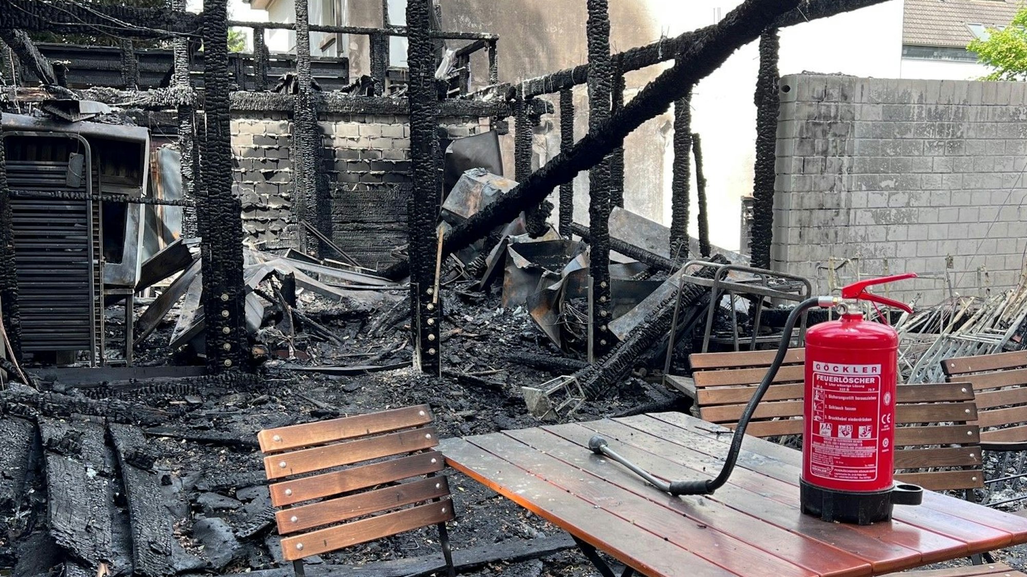 Blick auf die Brand-Ruine „Em Ahle Kohberg“ in Köln-Merheim.