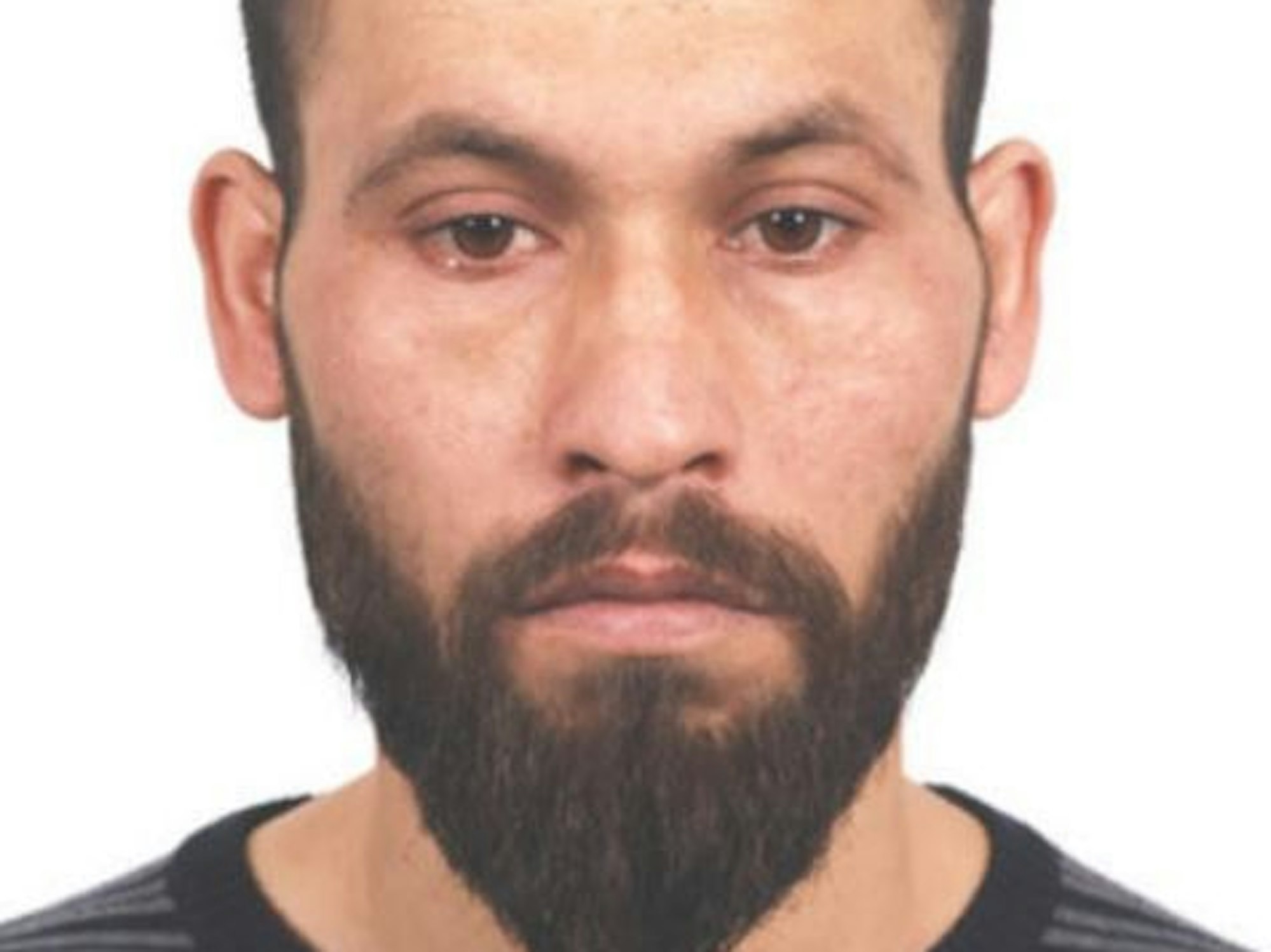 Ein Mann auf einem Fahndungsfoto der Polizei. Er soll eine Frau in Geeste niedergestochen haben. Möglicherweise befindet sich der mutmaßliche Täter in Köln.