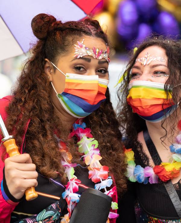 Zwei Frauen feiern beim CSD 2021 in Köln.