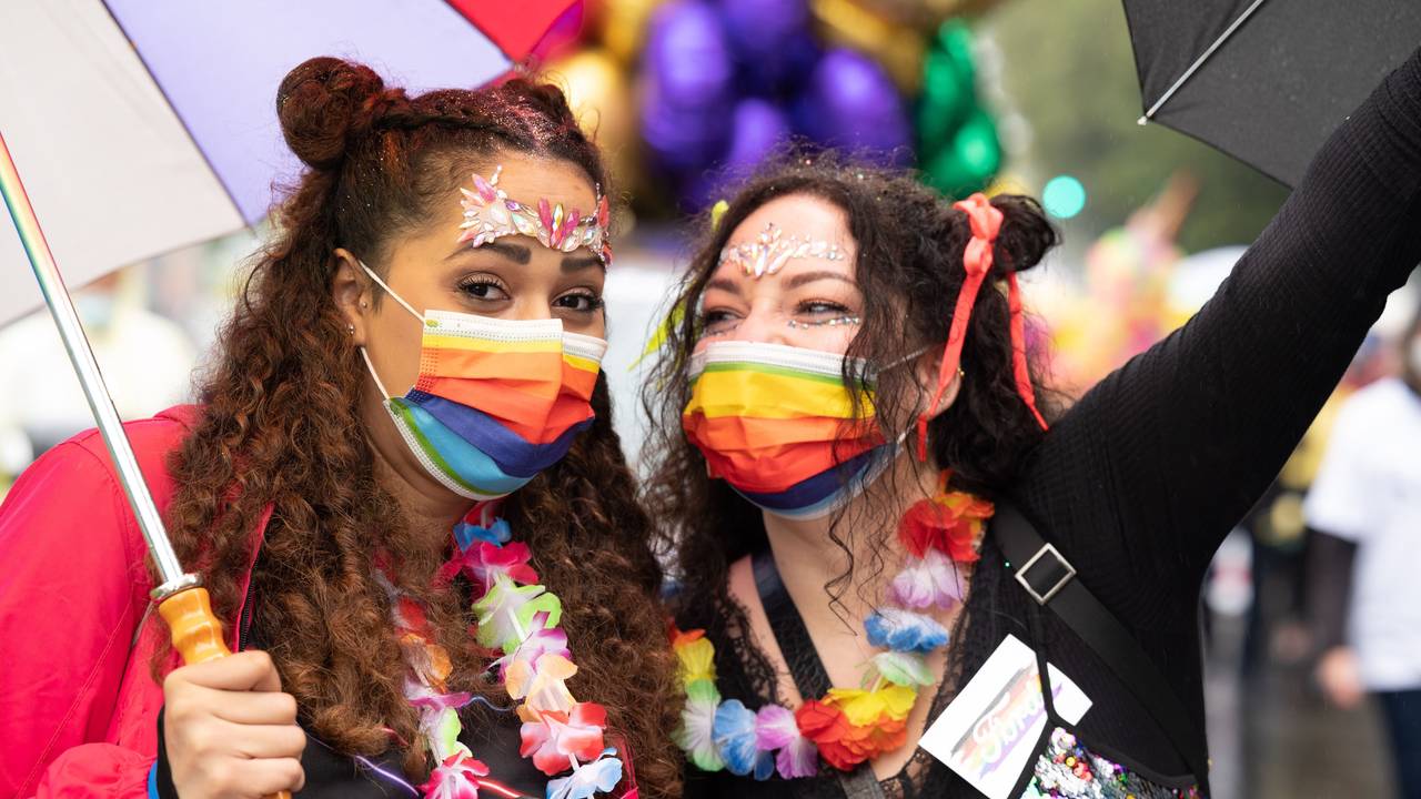 Zwei Frauen feiern beim CSD 2021 in Köln.