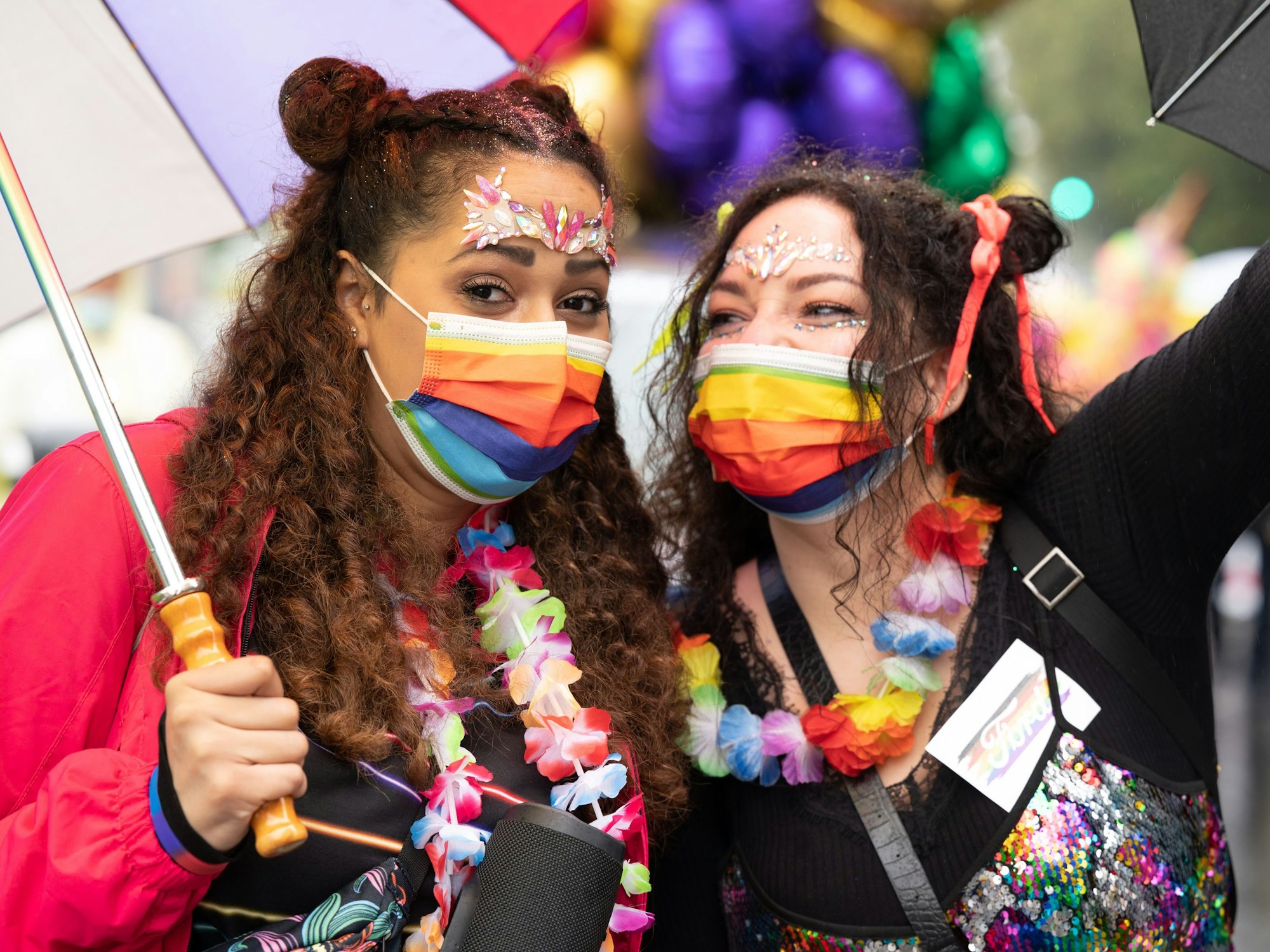 Zwei Frauen feiern beim CSD 2021 in Köln.