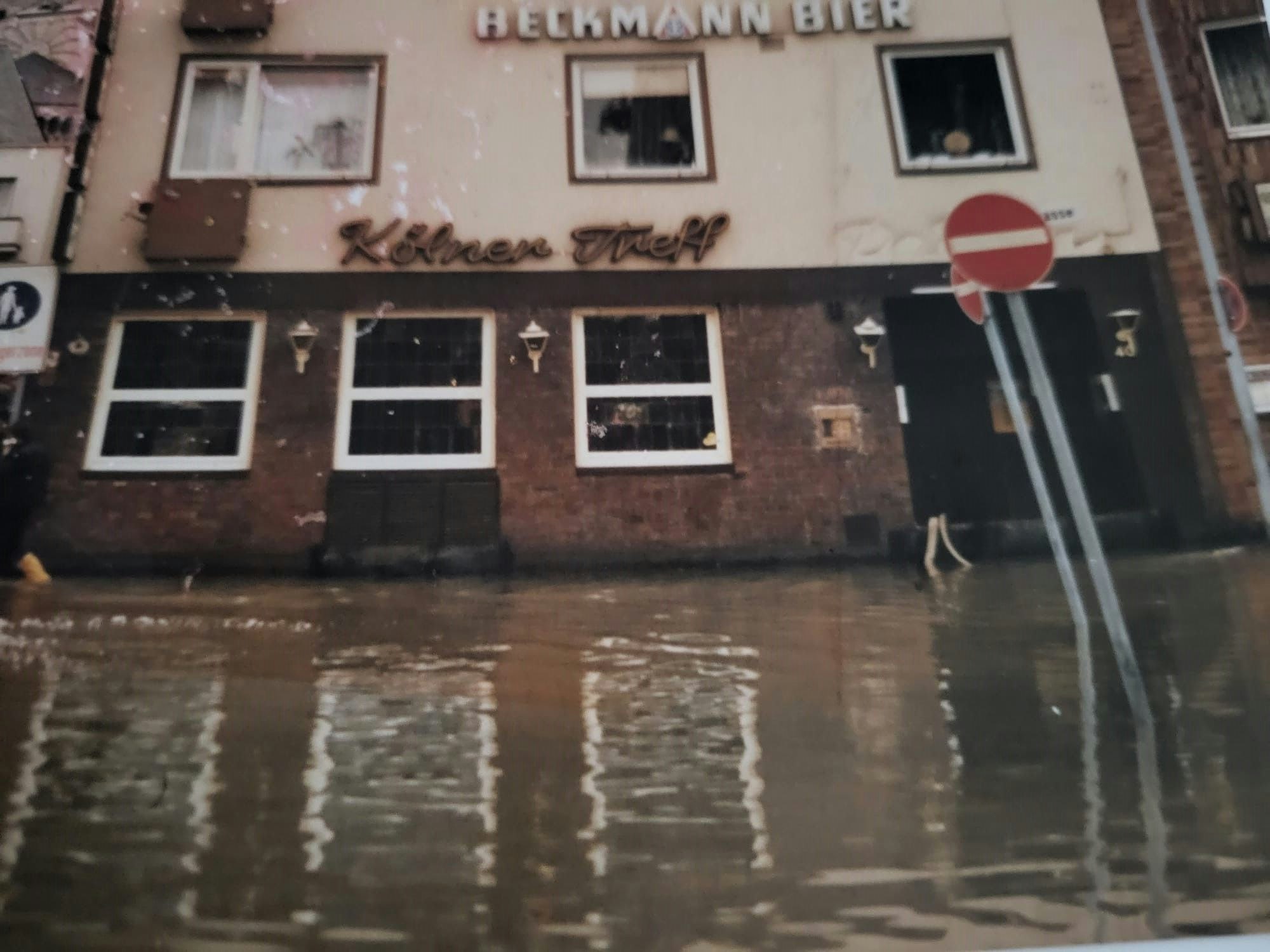 Der „Kölner Treff“ in der Kölner Altstadt 1993. Der Rhein hat Hochwasser und steht vor der Kneipe.