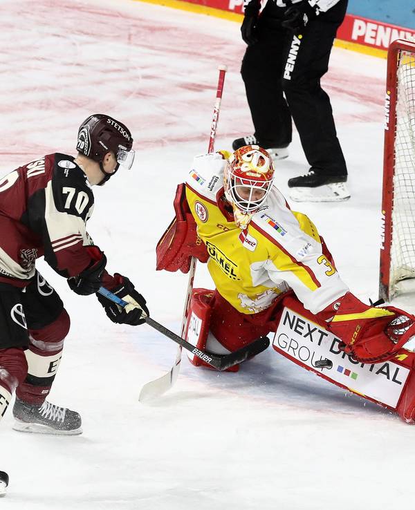 Mirko Pantkowski (DEG) klärt gegen Michael Zalewski (KEC).