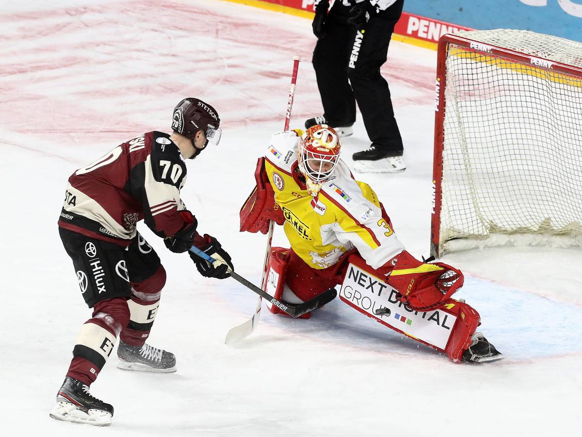 Mirko Pantkowski (DEG) klärt gegen Michael Zalewski (KEC).