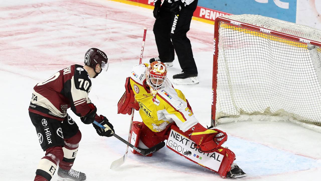 Mirko Pantkowski (DEG) klärt gegen Michael Zalewski (KEC).
