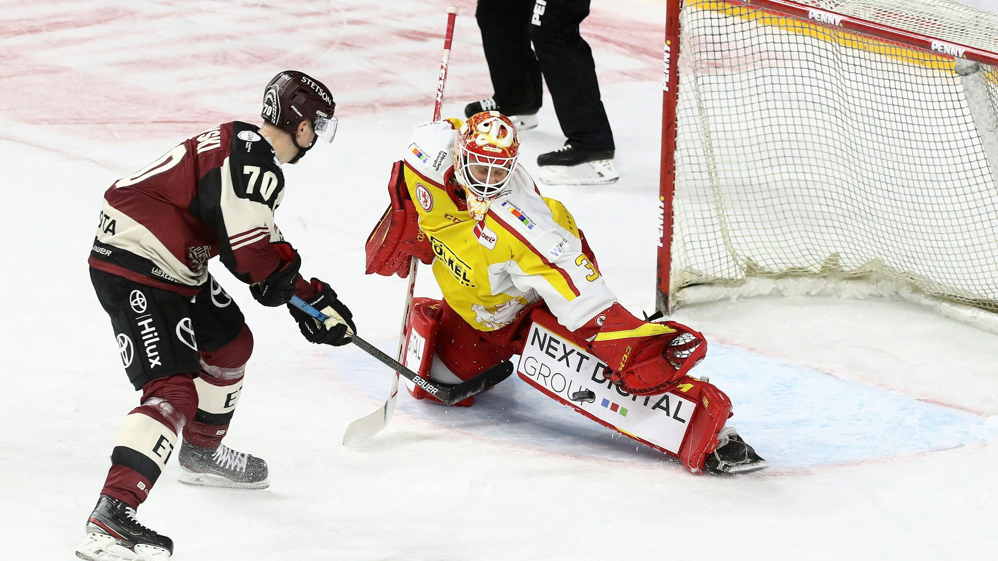Mirko Pantkowski (DEG) klärt gegen Michael Zalewski (KEC).