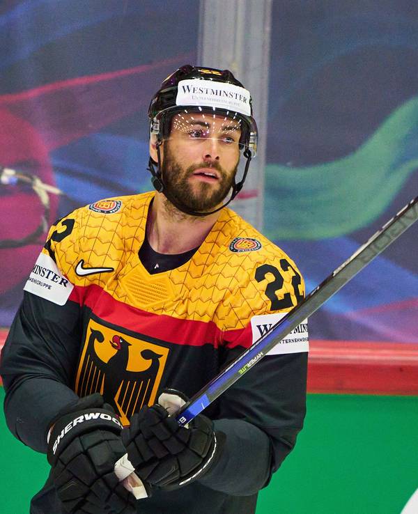 Matthias Plachta hat den Puck am Schläger.