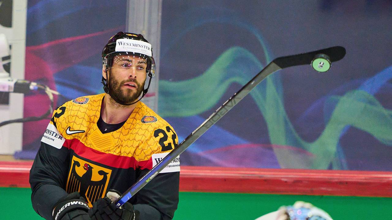 Matthias Plachta hat den Puck am Schläger.