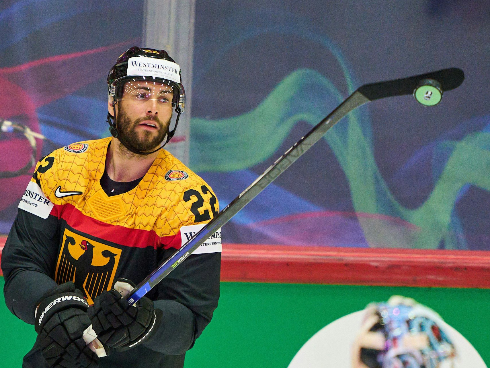 Matthias Plachta hat den Puck am Schläger.