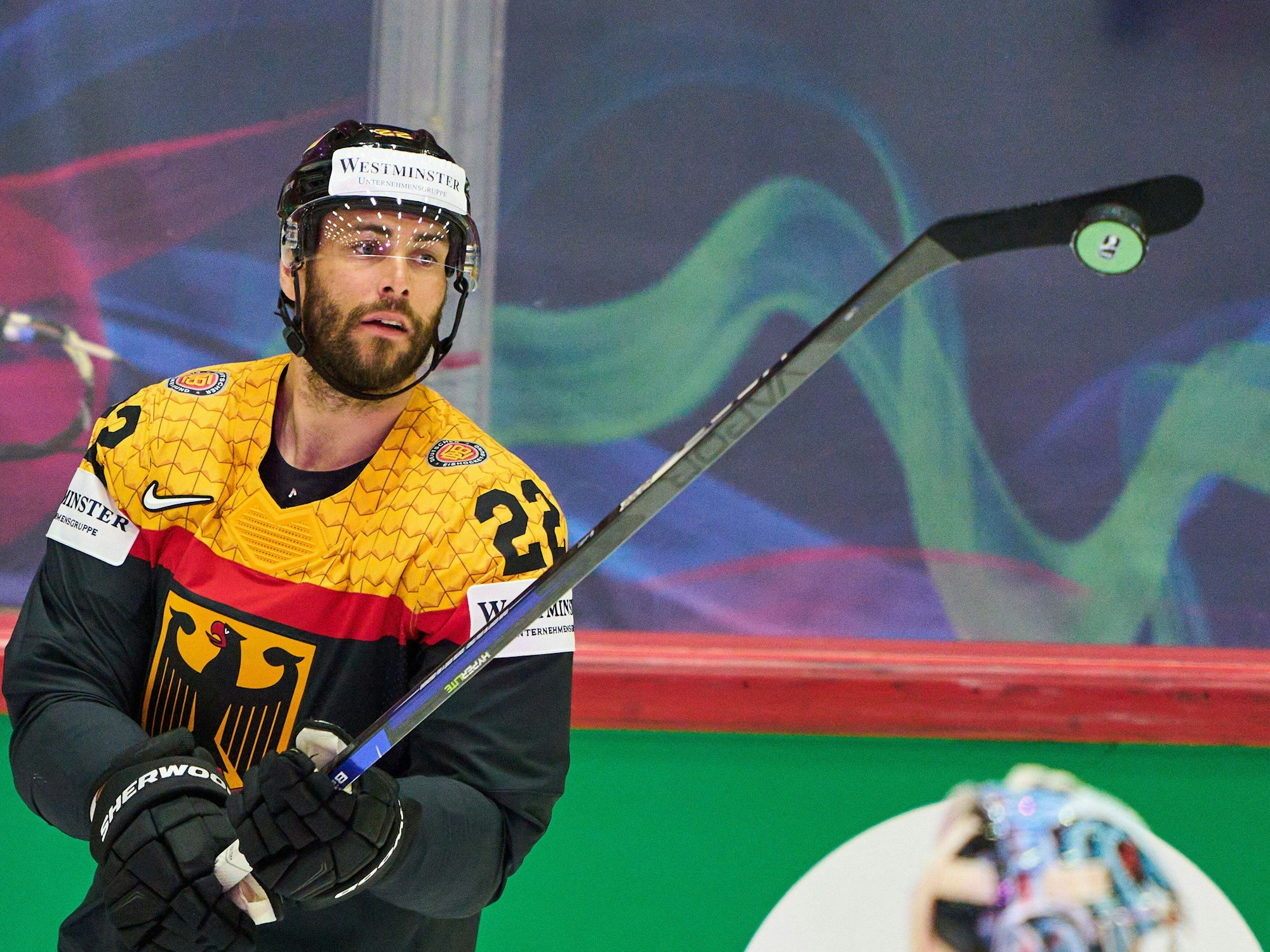 Matthias Plachta hat den Puck am Schläger.