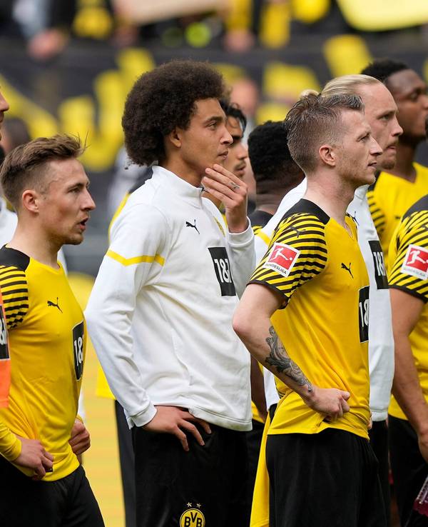 Die Spieler von Borussia Dortmund stehen nach einer Niederlage vor der eigenen Fankurve.