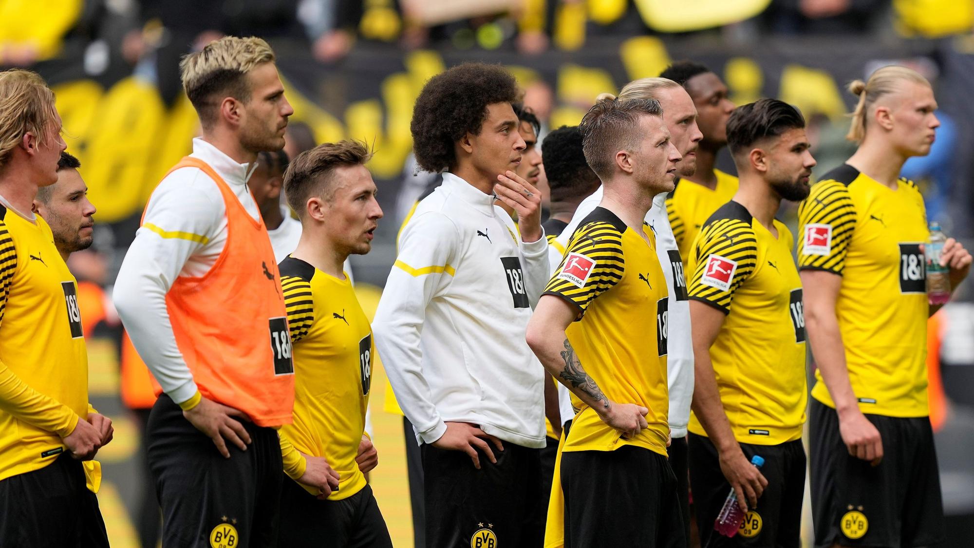 Die Spieler von Borussia Dortmund stehen nach einer Niederlage vor der eigenen Fankurve.