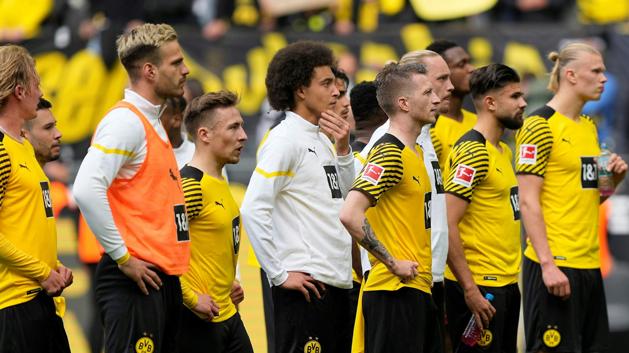 Die Spieler von Borussia Dortmund stehen nach einer Niederlage vor der eigenen Fankurve.