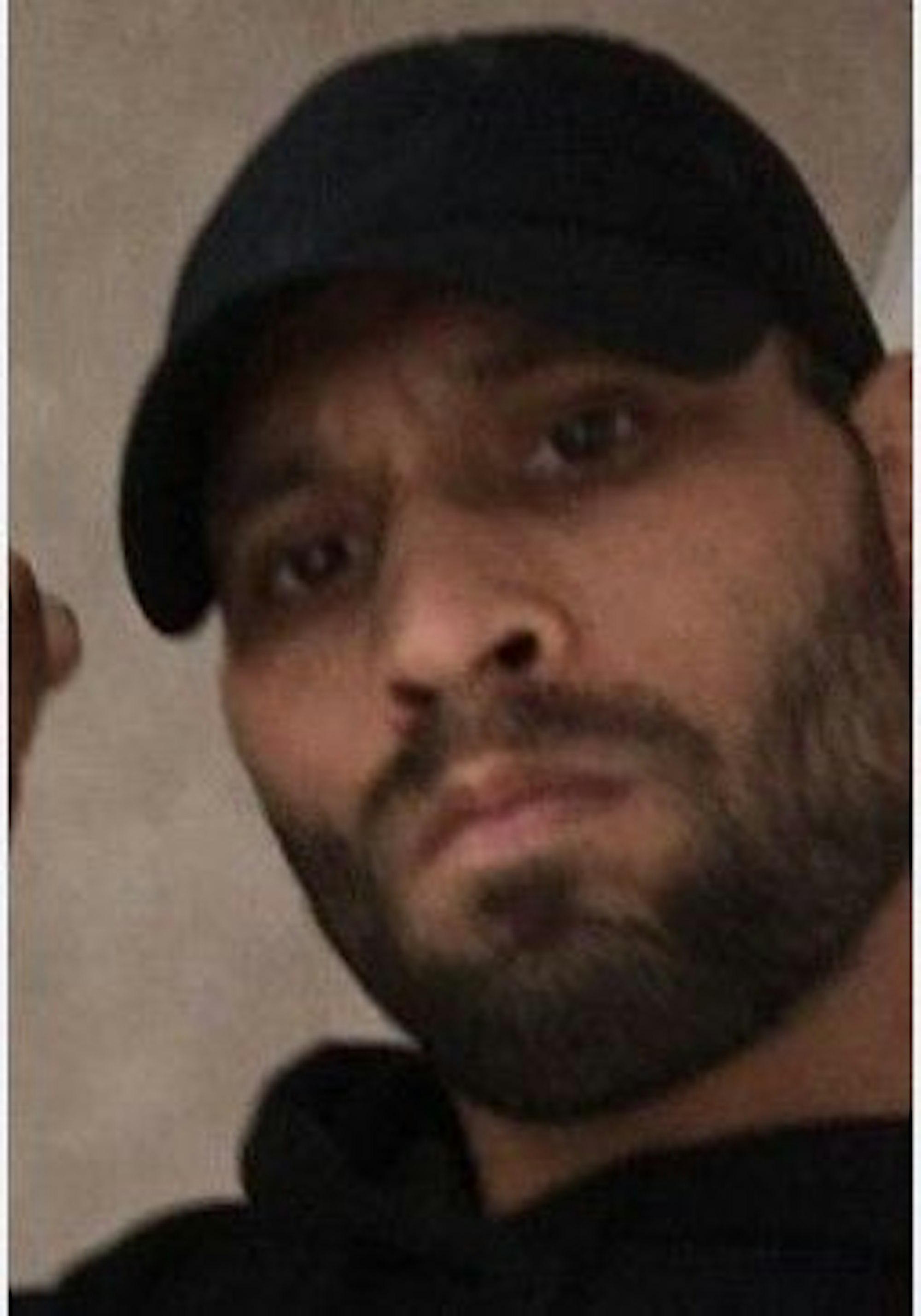 Ein Mann auf einem Fahndungsfoto der Polizei. Er soll eine Frau in Geeste niedergestochen haben. Möglicherweise befindet sich der mutmaßliche Täter in Köln.