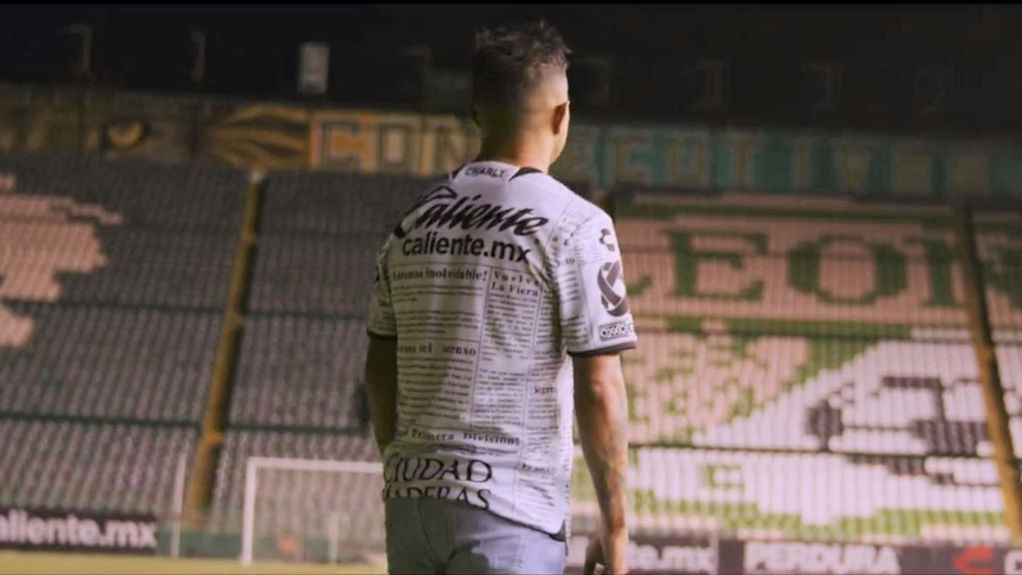 Kapitän Luis Montes stellt das kuriose Auswärts-Trikot des mexikanischen Erstligisten Club León vor und steht dabei im menschenleeren Stadion