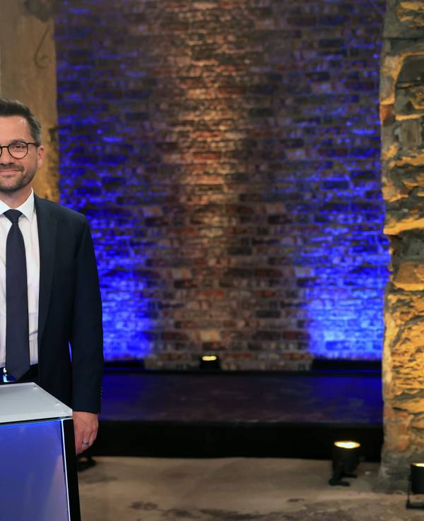 Hendrik Wüst (rechts), CDU-Spitzenkandidat und Ministerpräsident von Nordrhein-Westfalen, und Thomas Kutschaty, SPD-Spitzenkandidat und Vorsitzender der nordrhein-westfälischen SPD, sprechen am 12. Mai 2022 beim TV-Duell der Spitzenkandidaten zur Landtagswahl in NRW in der WDR-„Wahlarena“ in der „Alten Schlossfabrik“ in Solingen.