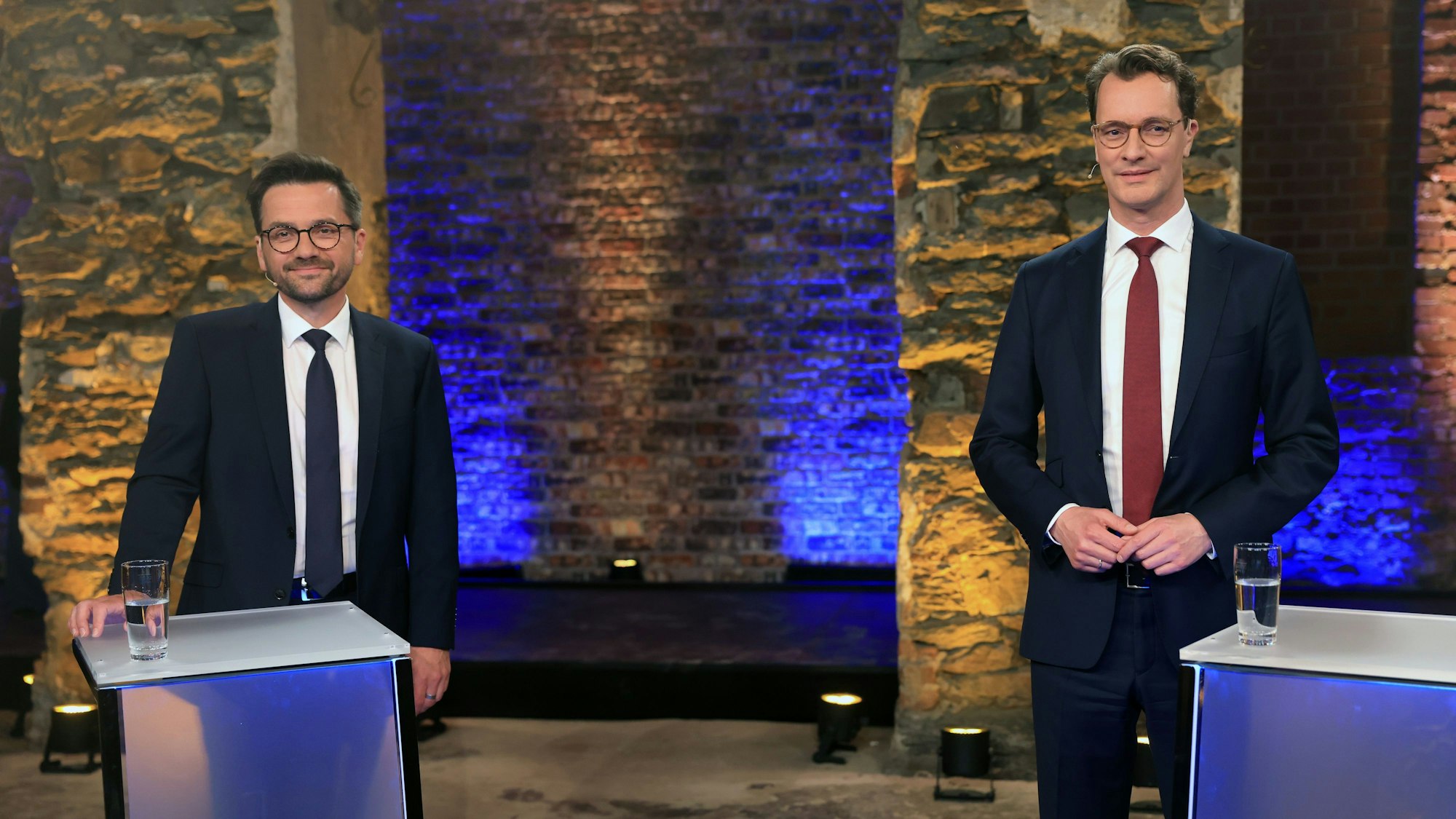 Hendrik Wüst (rechts), CDU-Spitzenkandidat und Ministerpräsident von Nordrhein-Westfalen, und Thomas Kutschaty, SPD-Spitzenkandidat und Vorsitzender der nordrhein-westfälischen SPD, sprechen am 12. Mai 2022 beim TV-Duell der Spitzenkandidaten zur Landtagswahl in NRW in der WDR-„Wahlarena“ in der „Alten Schlossfabrik“ in Solingen.