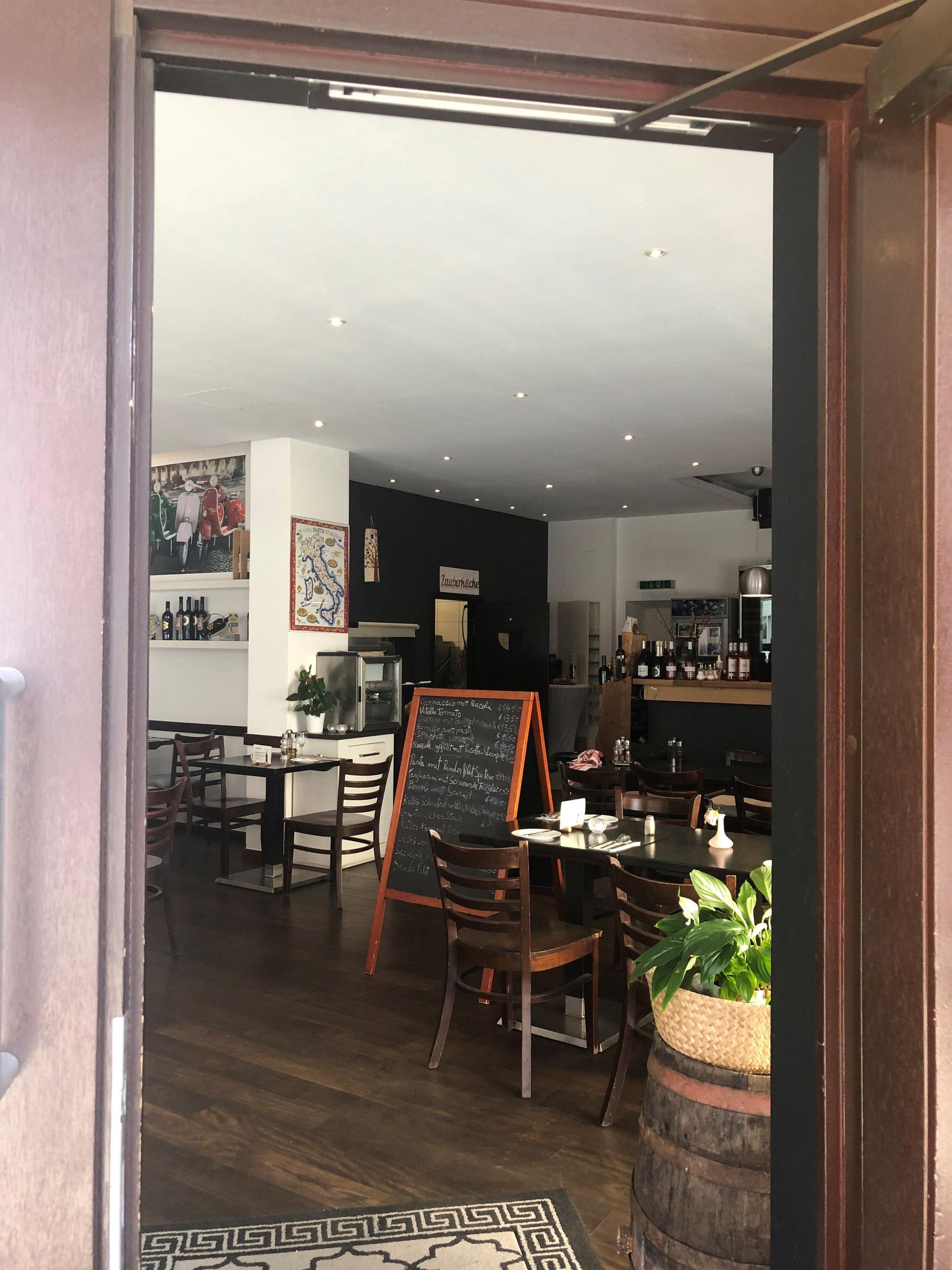 Der Blick durch die geöffnete Tür in den Gastraum des Ristorante da Francesca.