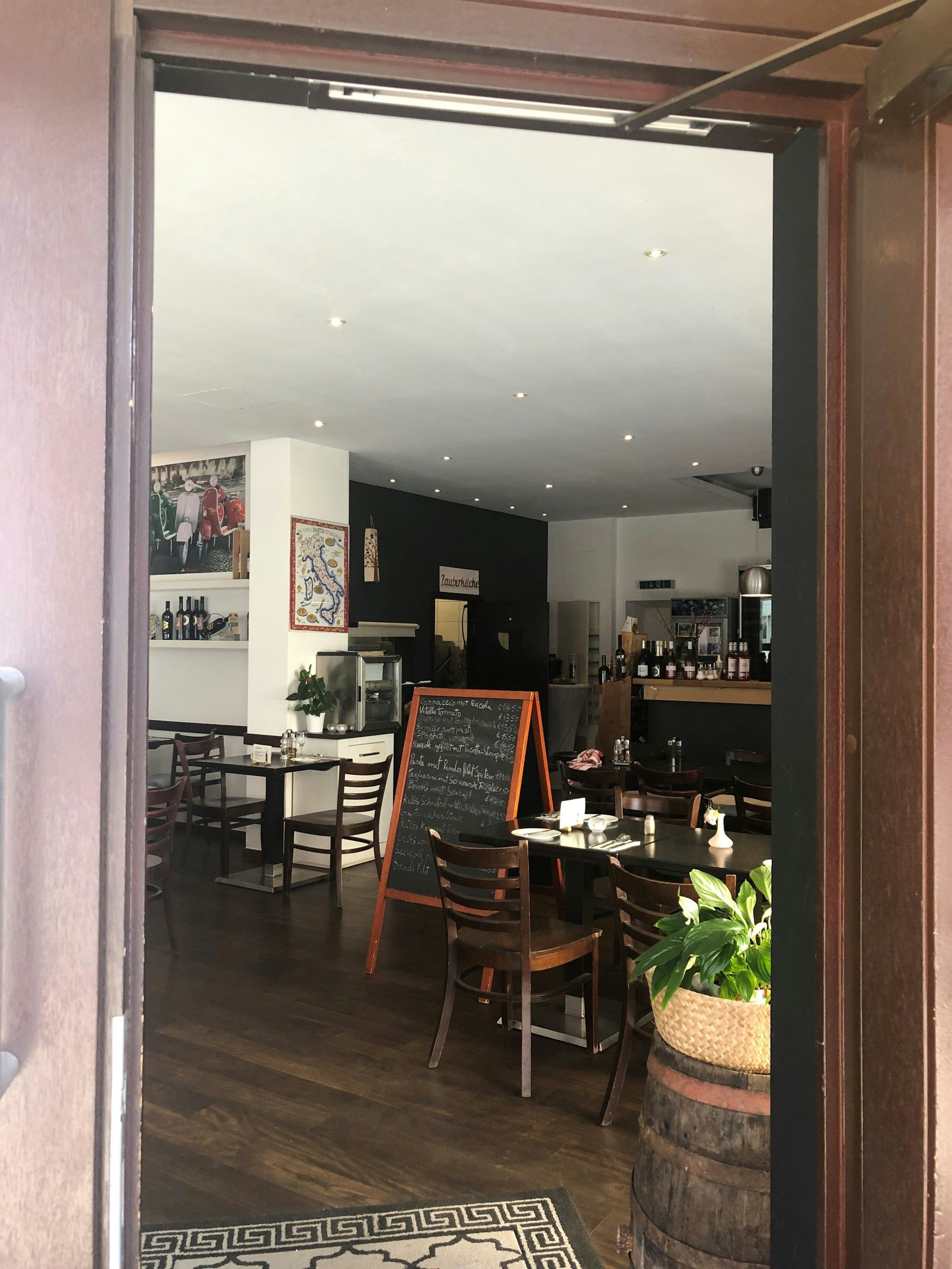 Der Blick durch die geöffnete Tür in den Gastraum des Ristorante da Francesca.