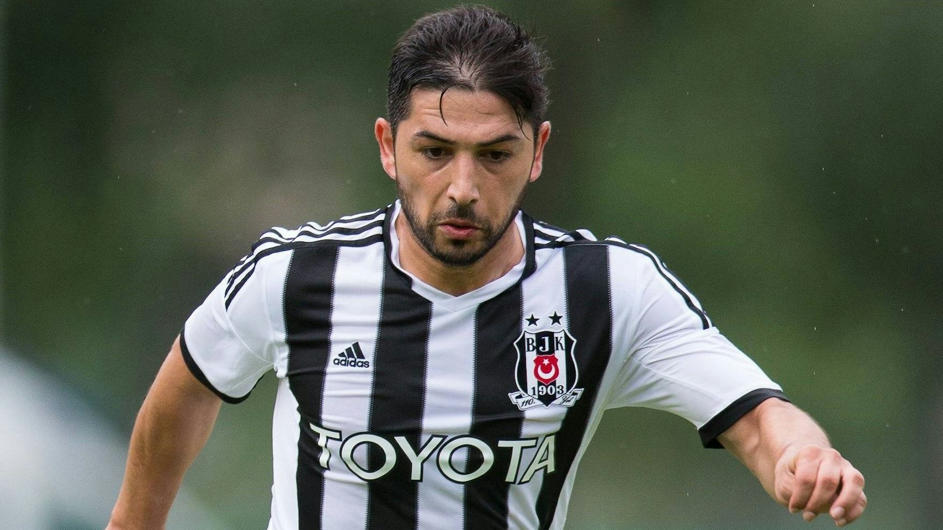 Sezer Öztürk bei einem Spiel im Trikot von Besiktas Istanbul. Nach tödlichen Schüssen auf offener Straße muss der Ex-Fußballer jetzt lange ins Gefängnis.