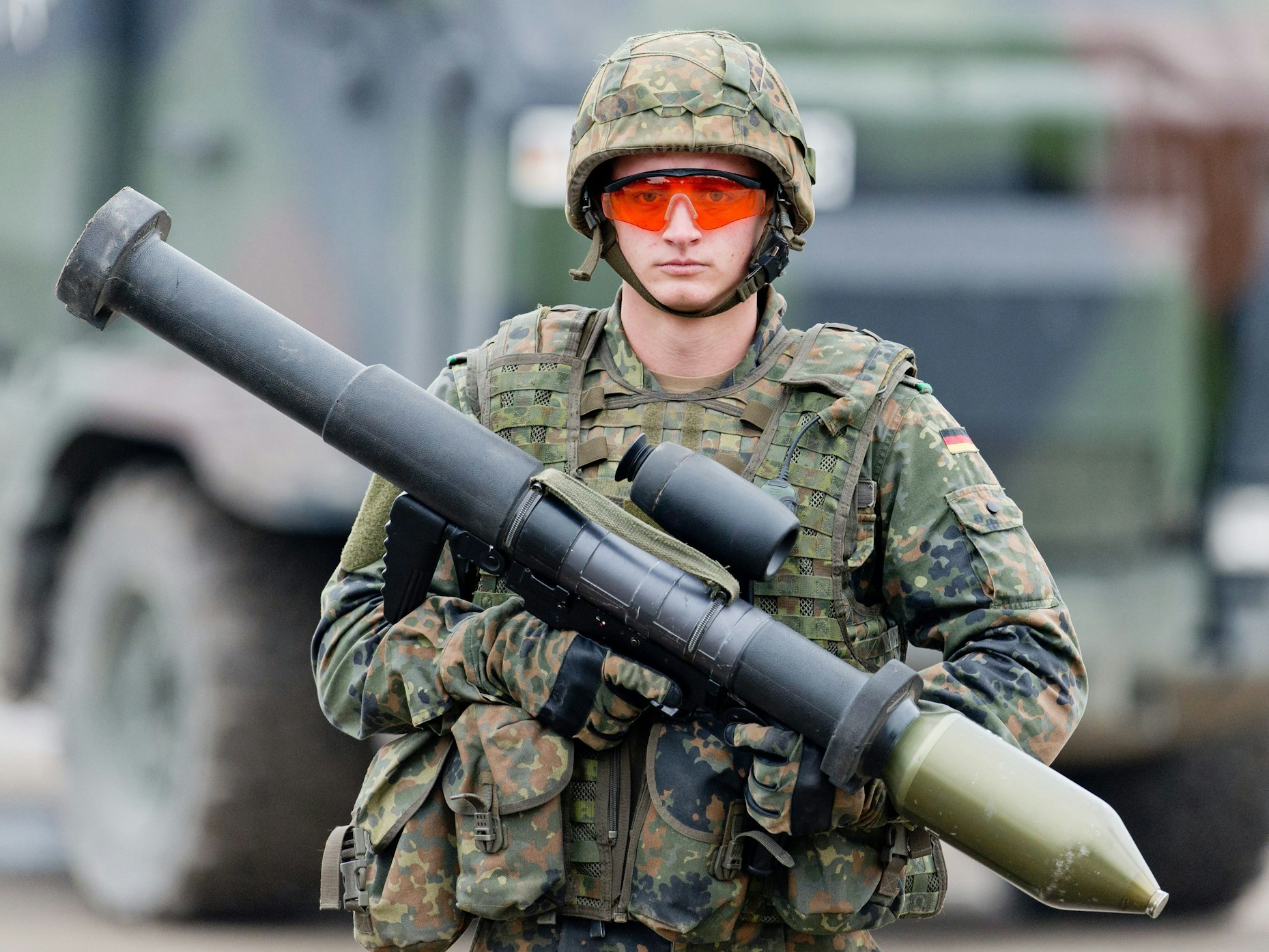 Ein Soldat hält auf dem Truppenübungsplatz Munster (Niedersachsen) in unserem Archivbild (2016) eine Panzerfaust in der Hand. Ein Bericht aus Brüssel hat gravierende Mängel in den europäischen Armeen aufgezeigt.